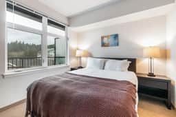 Airconditioned Corporate 1BR 1BA Den Redmond Fit for Long Stays - Image 3