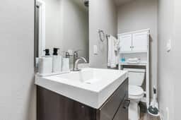 Charming Downtown Studio Near Hospitals - Unit 9 - Image 5