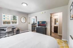 Charming Downtown Studio Near Hospitals - Unit 9 - Image 3