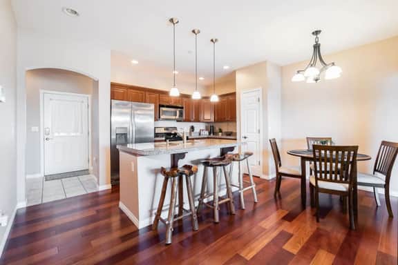 Best DT Tacoma Townhome by UW w/ Garage - For 6 - Image 2