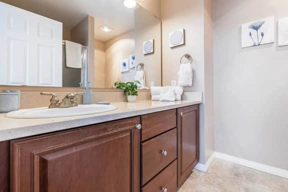 Best DT Tacoma Townhome by UW w/ Garage - For 6 - Image 3