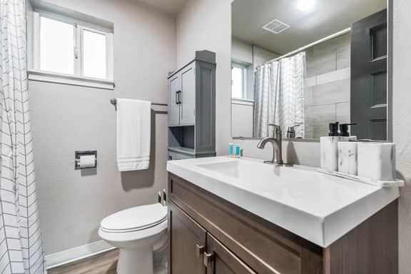 New Remodeled Private 1BR Downtown - 4 - Image 4
