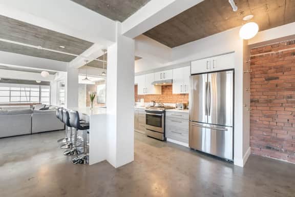 Prime DT Tacoma Penthouse 3BD/3.5BA by Pac Ave - Image 3