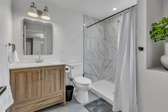 Remodeled 3BR Kent Retreat – Near Medical Centers & Freeways - Image 4