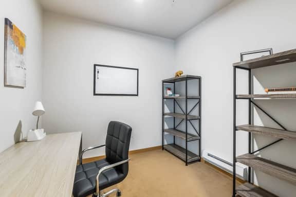 Airconditioned Corporate 1BR 1BA Den Redmond Fit for Long Stays - Image 5