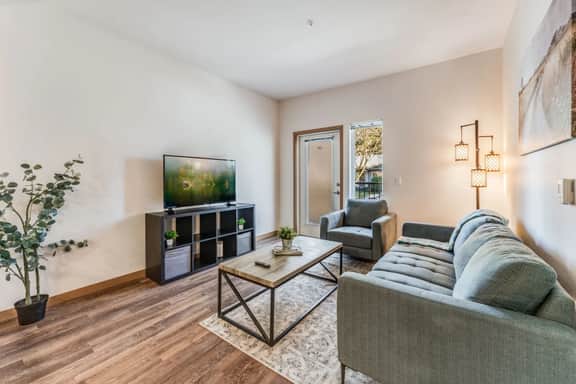 Airconditioned 1BD 1BA Downtown Redmond Fit for long stays - 1 - Image 4