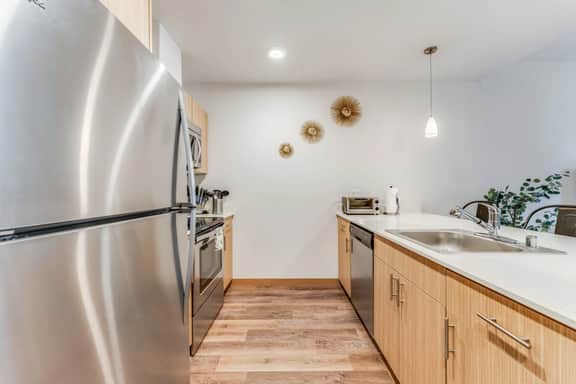Airconditioned 1BD 1BA Downtown Redmond Fit for long stays - 1 - Image 2