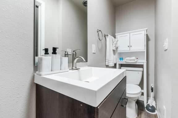 Charming Downtown Studio Near Hospitals - Unit 9 - Image 5