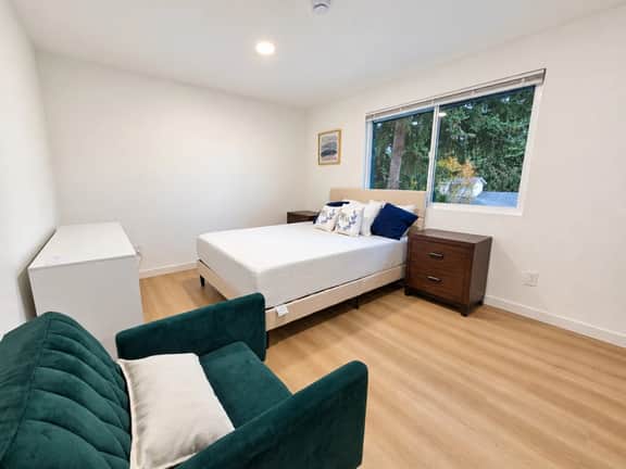Modern Kent 3BR/2BA Retreat | Kitchen & Laundry - Image 3