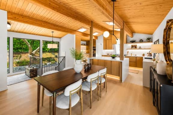 Modern 5BR Lakefront Retreat - Image 2